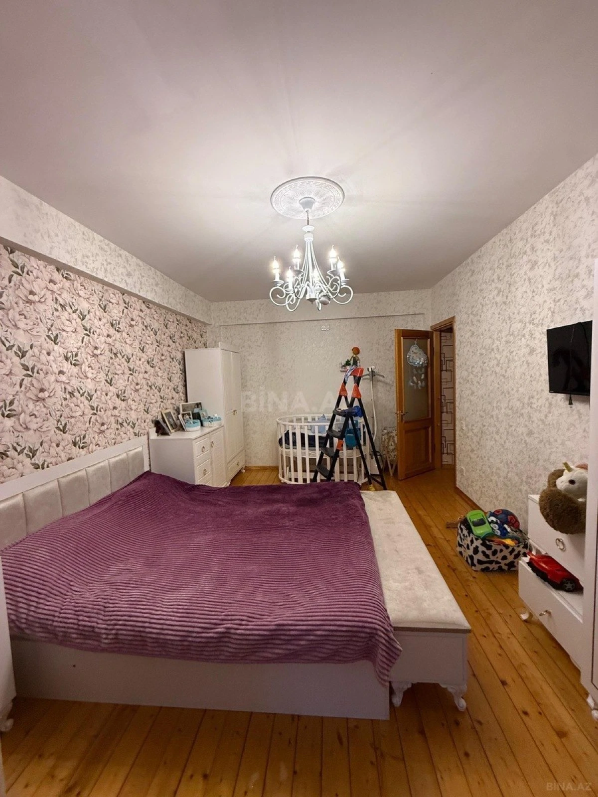 Satılır 4 otaqlı mənzil 141 m²