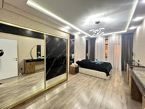 Satılır 4 otaqlı mənzil 240 m²