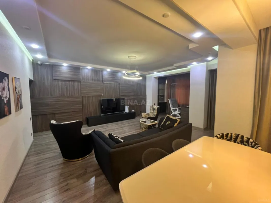 Satılır 4 otaqlı mənzil 240 m²