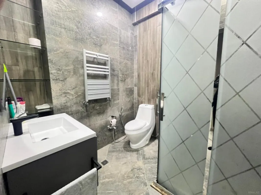 Satılır 4 otaqlı mənzil 240 m²