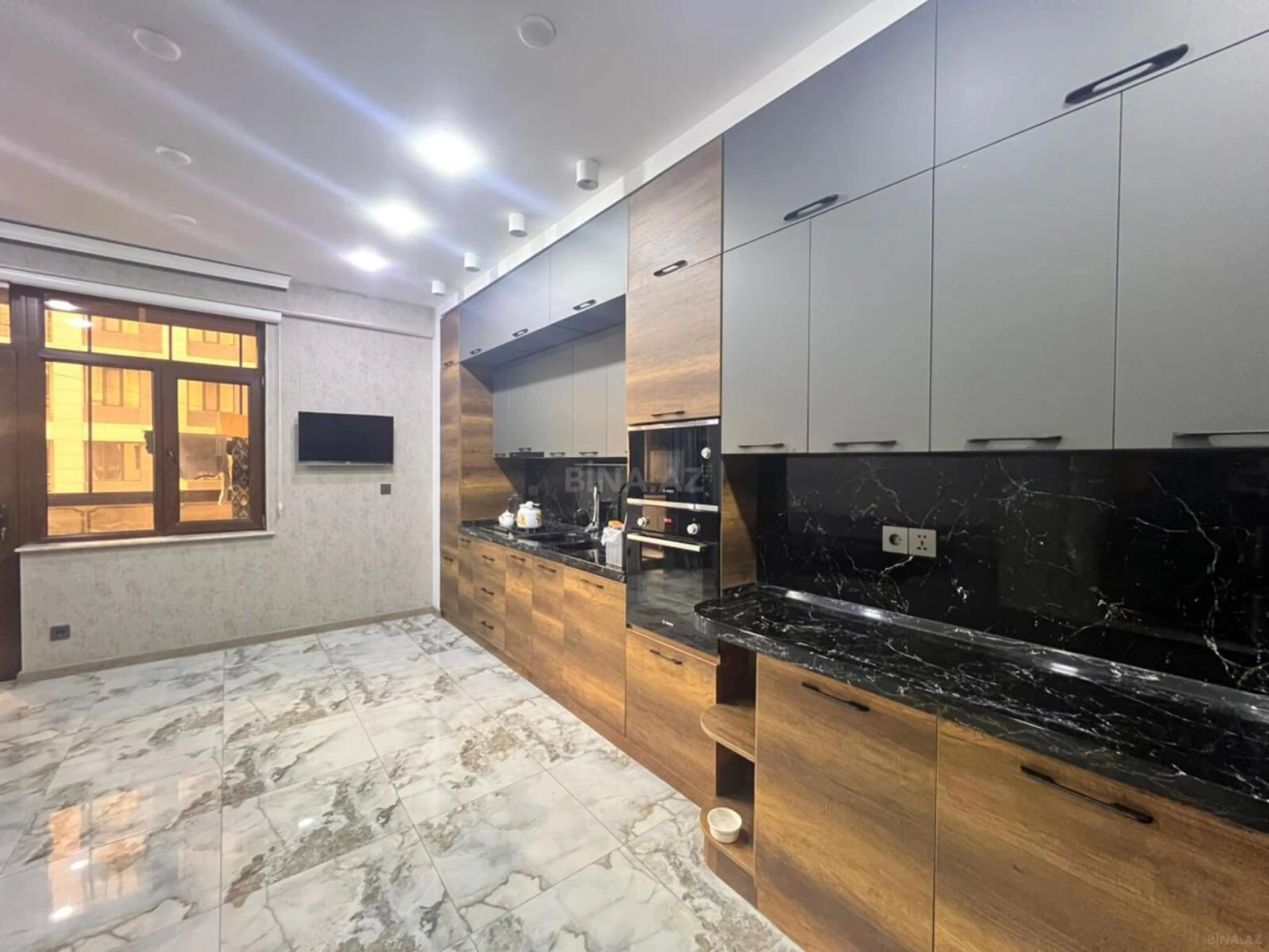 Satılır 4 otaqlı mənzil 240 m²
