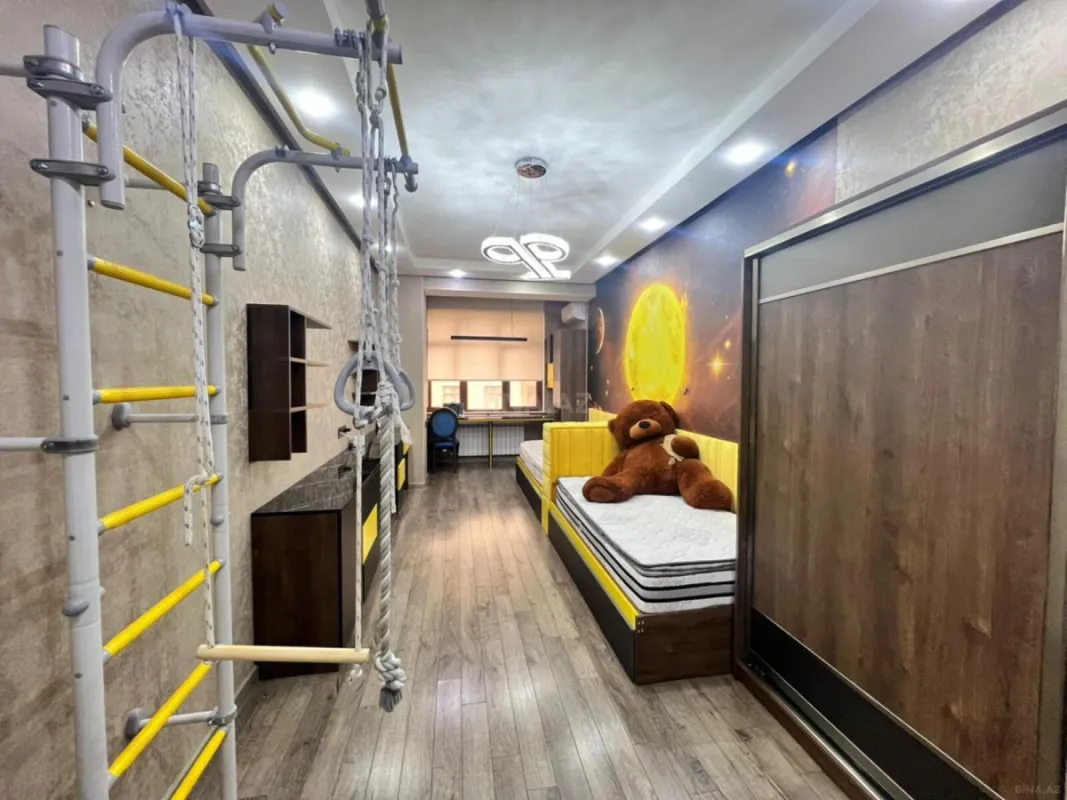 Satılır 4 otaqlı mənzil 240 m²