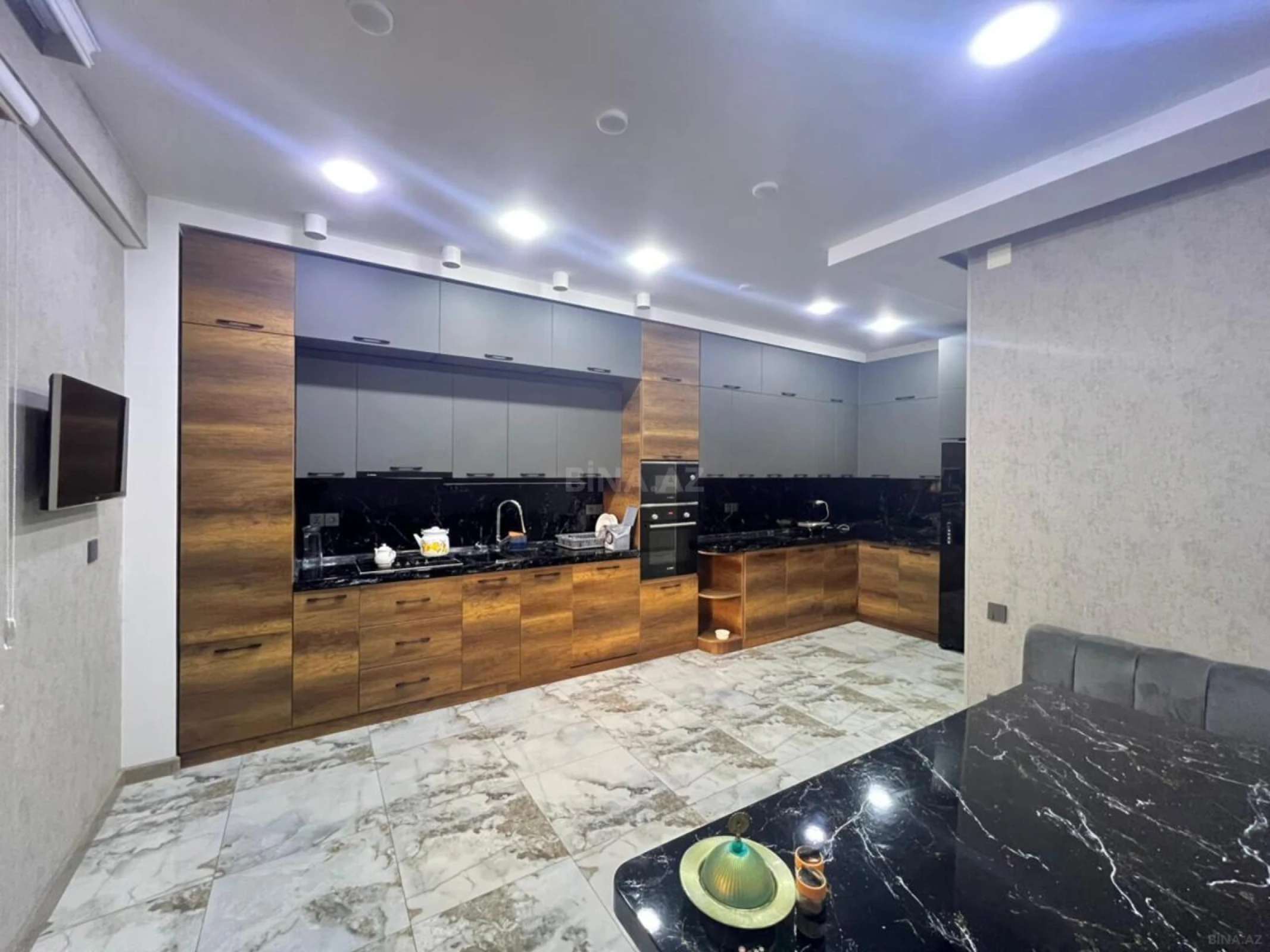 Satılır 4 otaqlı mənzil 240 m²