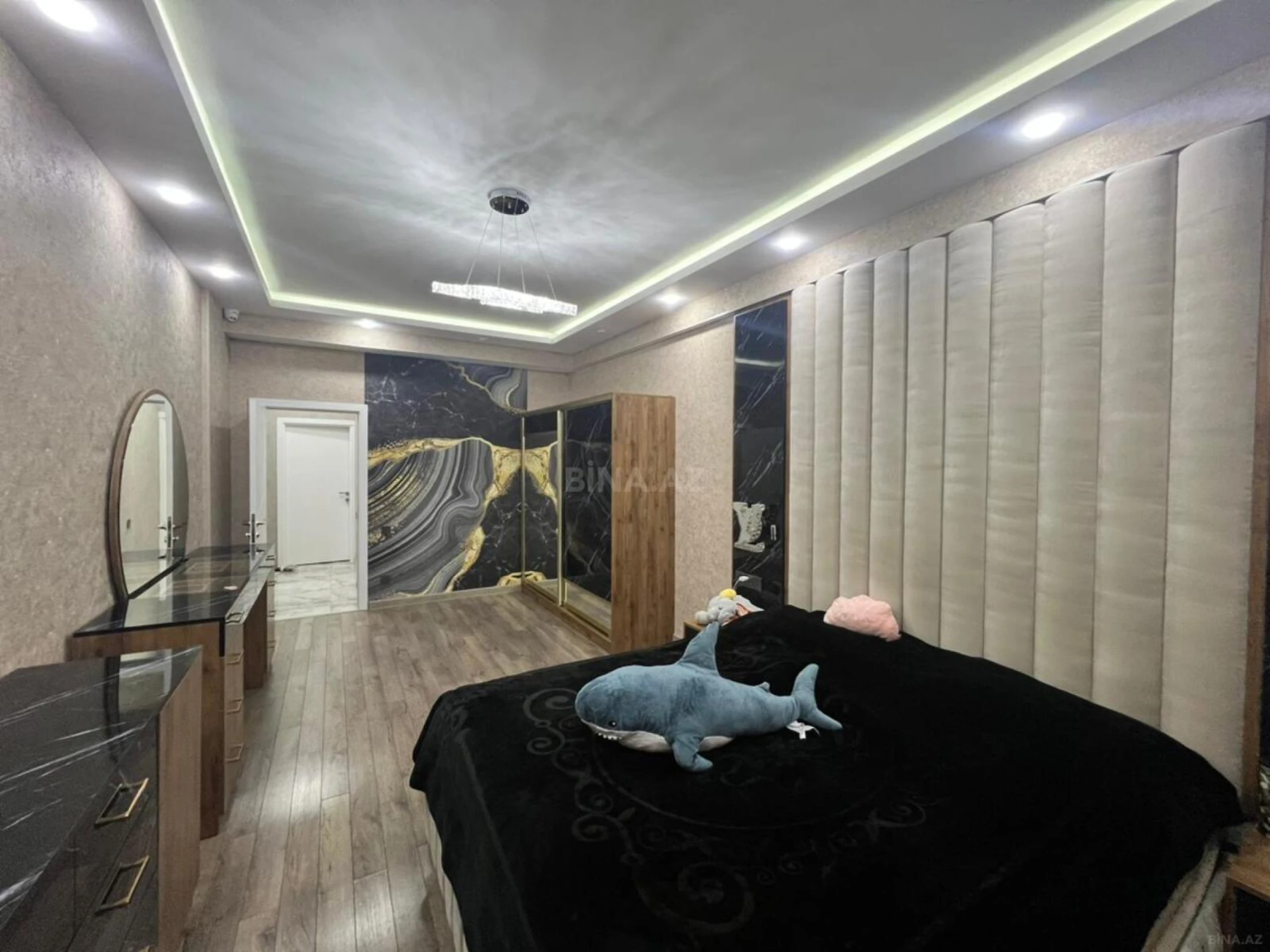 Satılır 4 otaqlı mənzil 240 m²