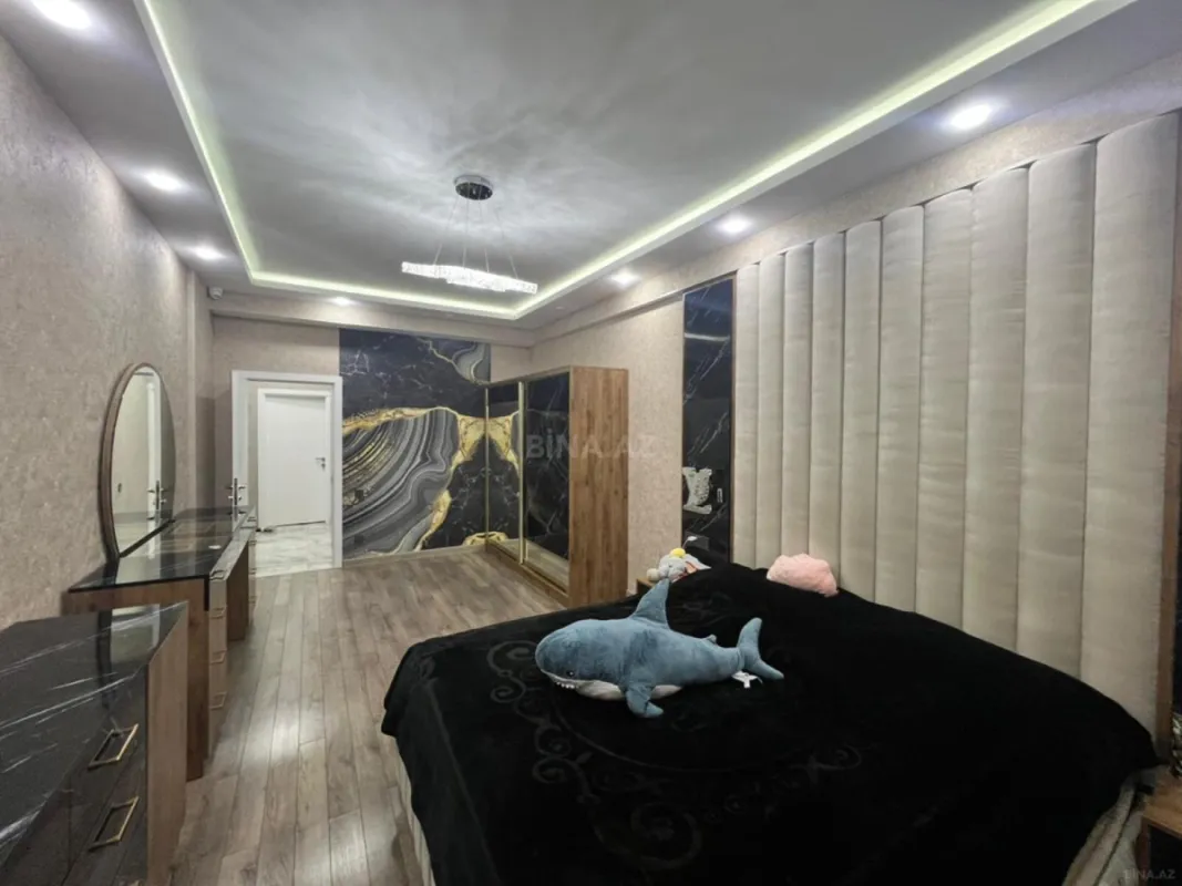 Satılır 4 otaqlı mənzil 240 m²