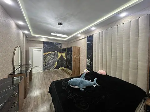 Satılır 4 otaqlı mənzil 240 m²