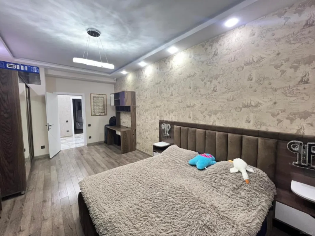 Satılır 4 otaqlı mənzil 240 m²