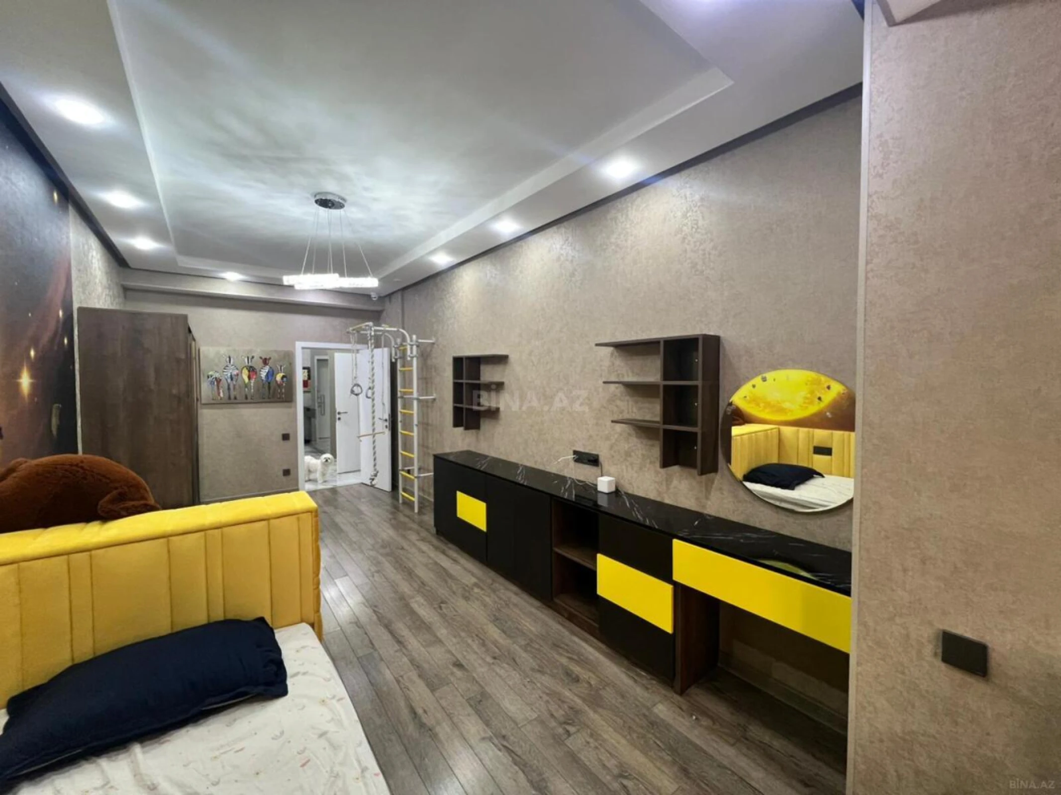 Satılır 4 otaqlı mənzil 240 m²