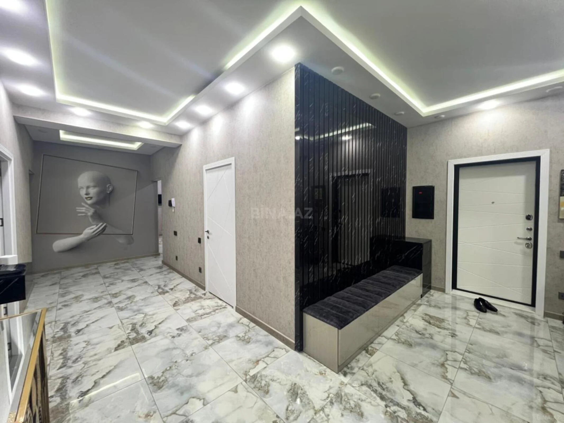 Satılır 4 otaqlı mənzil 240 m²