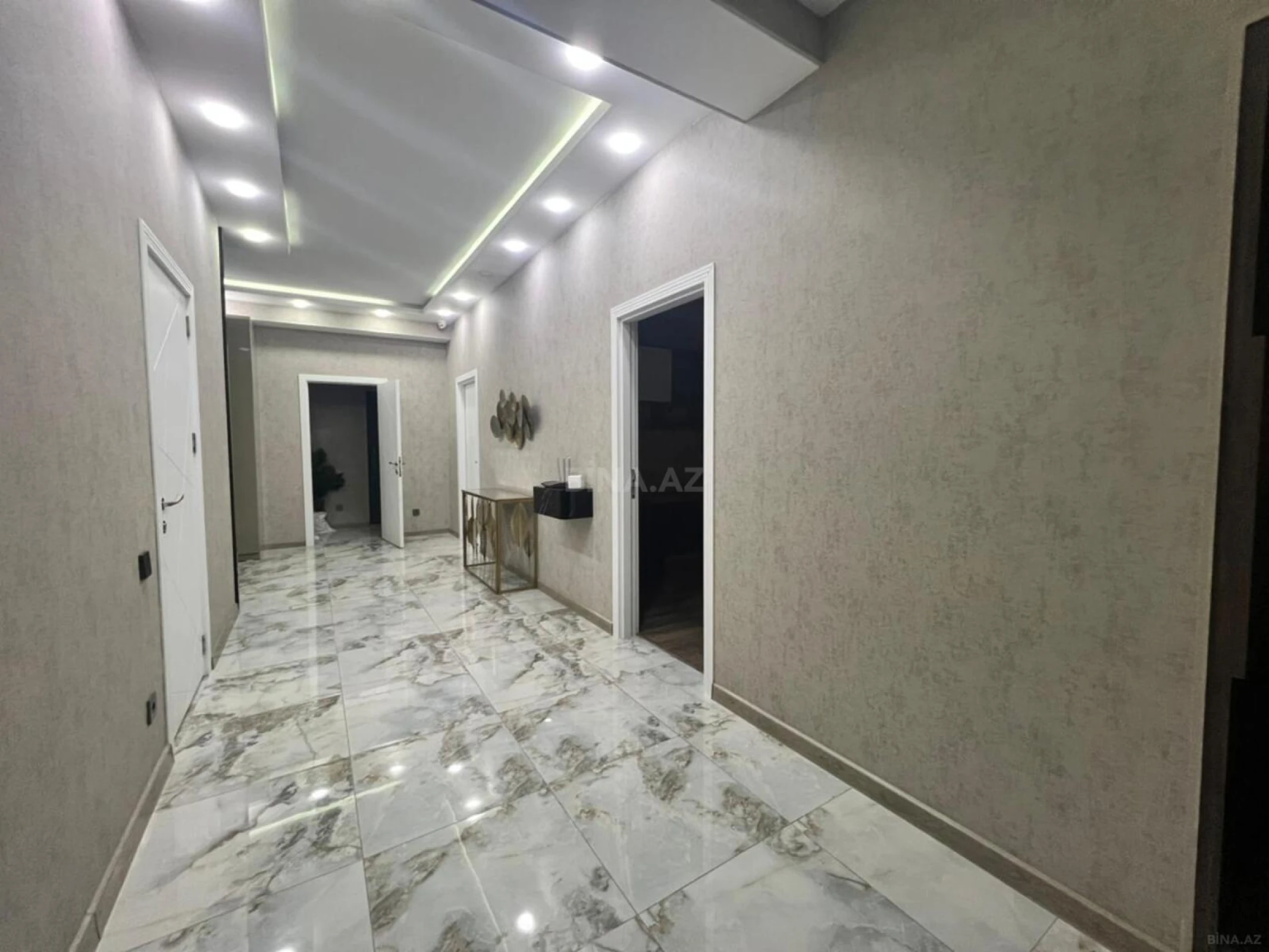 Satılır 4 otaqlı mənzil 240 m²