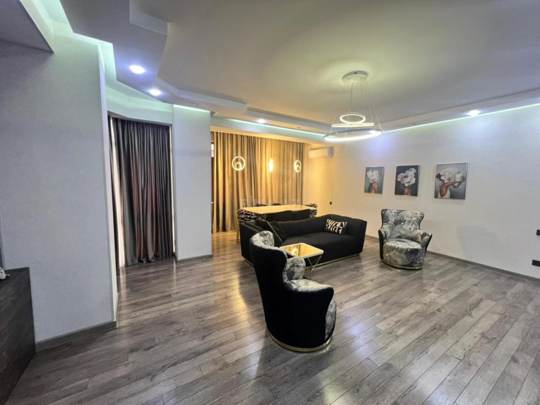 Satılır 4 otaqlı mənzil 240 m²