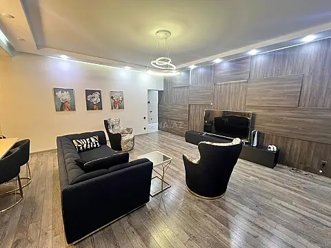 Satılır 4 otaqlı mənzil 240 m²