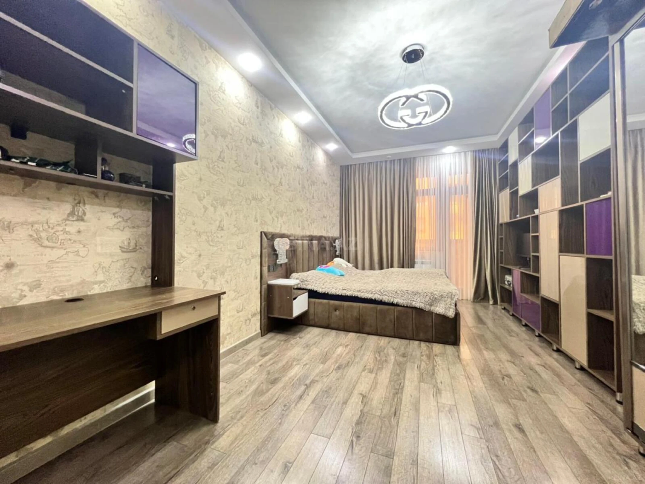 Satılır 4 otaqlı mənzil 240 m²