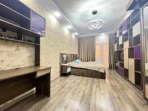 Satılır 4 otaqlı mənzil 240 m²