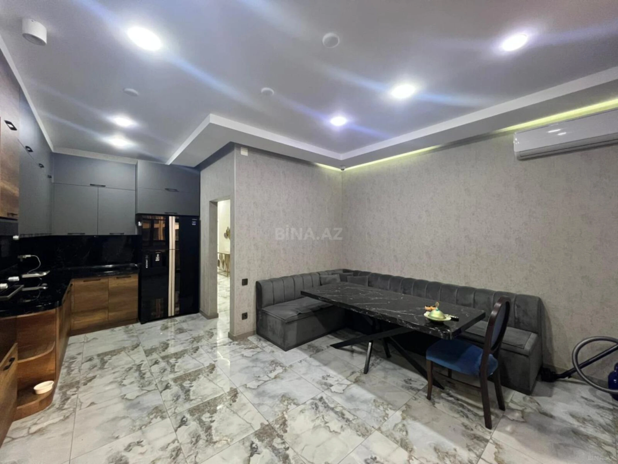 Satılır 4 otaqlı mənzil 240 m²