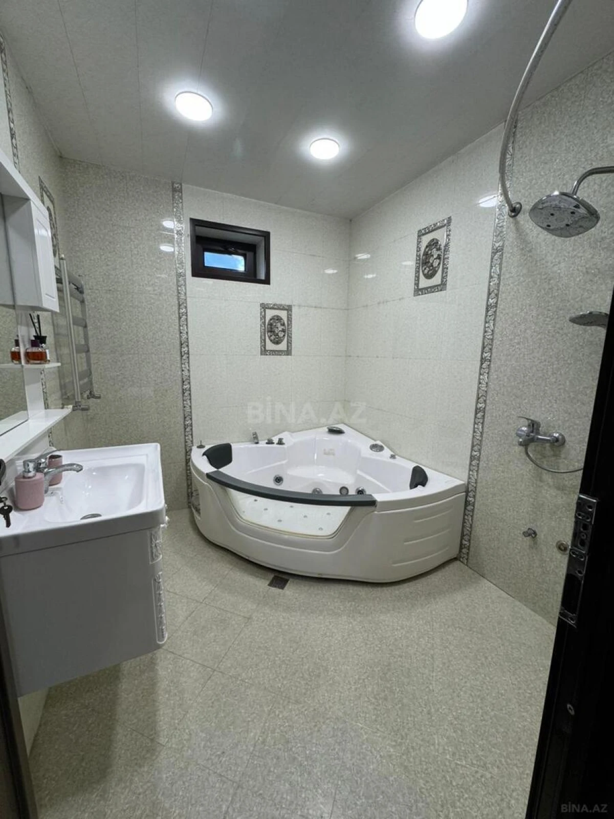 Satılır 6 otaqlı həyət evi 450 m²