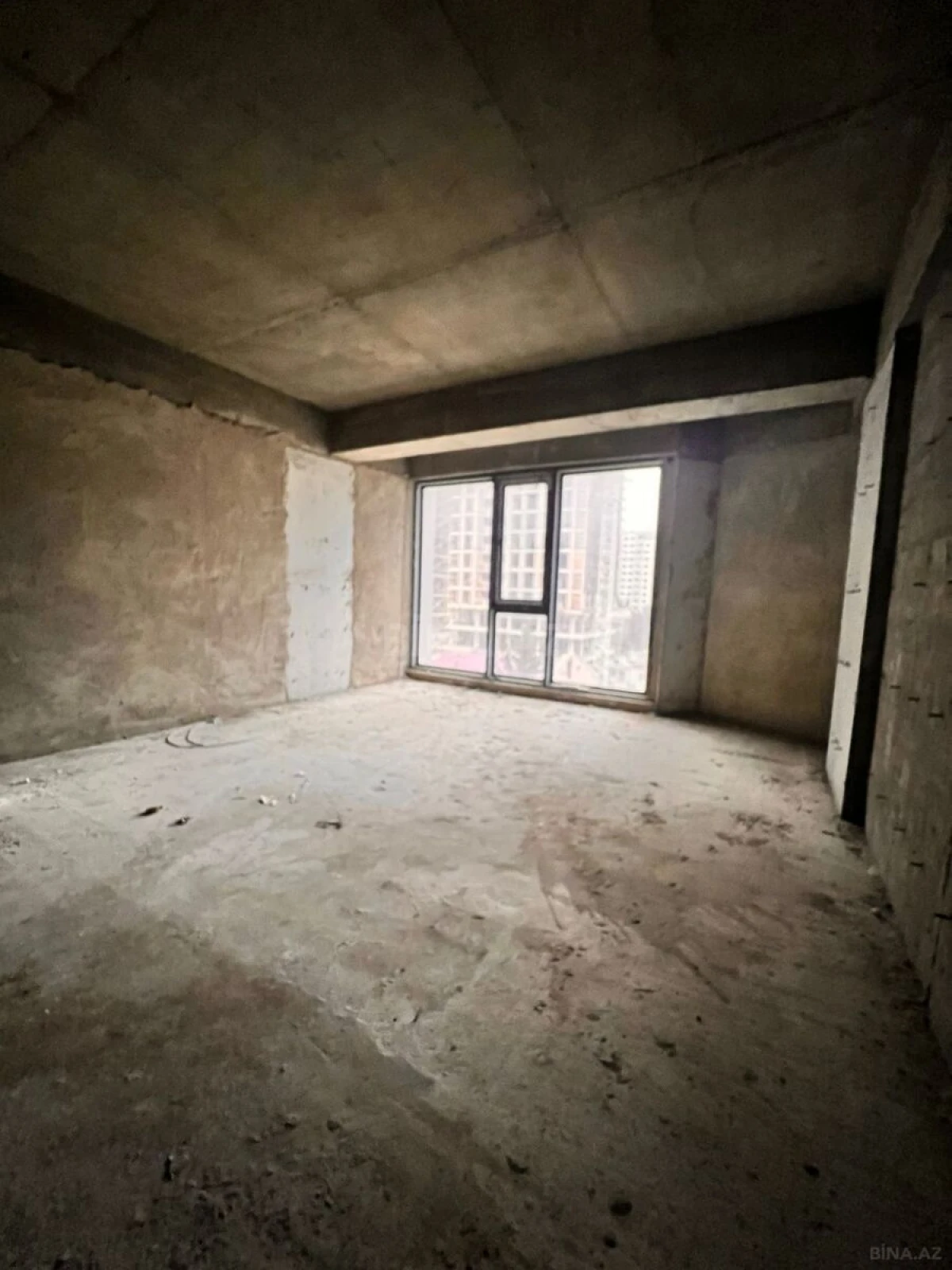 Satılır 4 otaqlı mənzil 150 m²