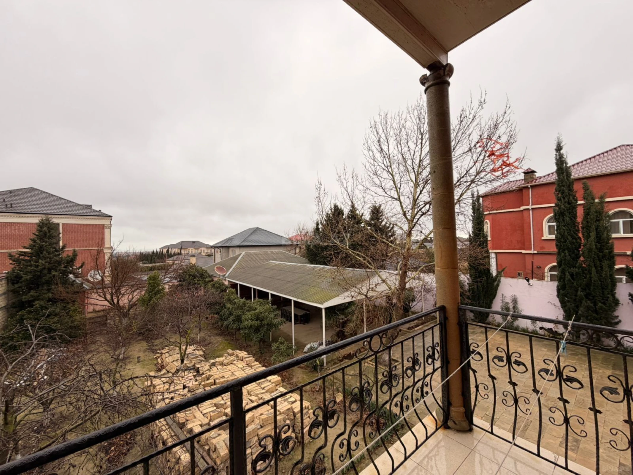 Satılır 5 otaqlı həyət evi 300 m²