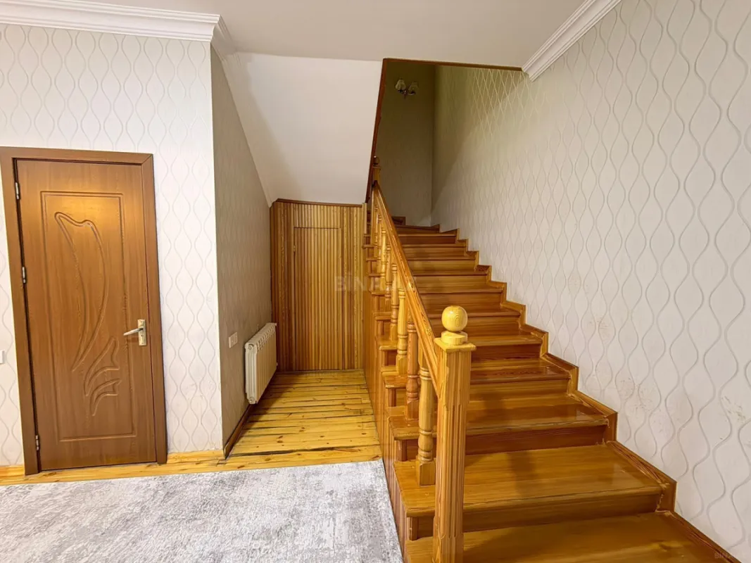 Satılır 5 otaqlı həyət evi 300 m²