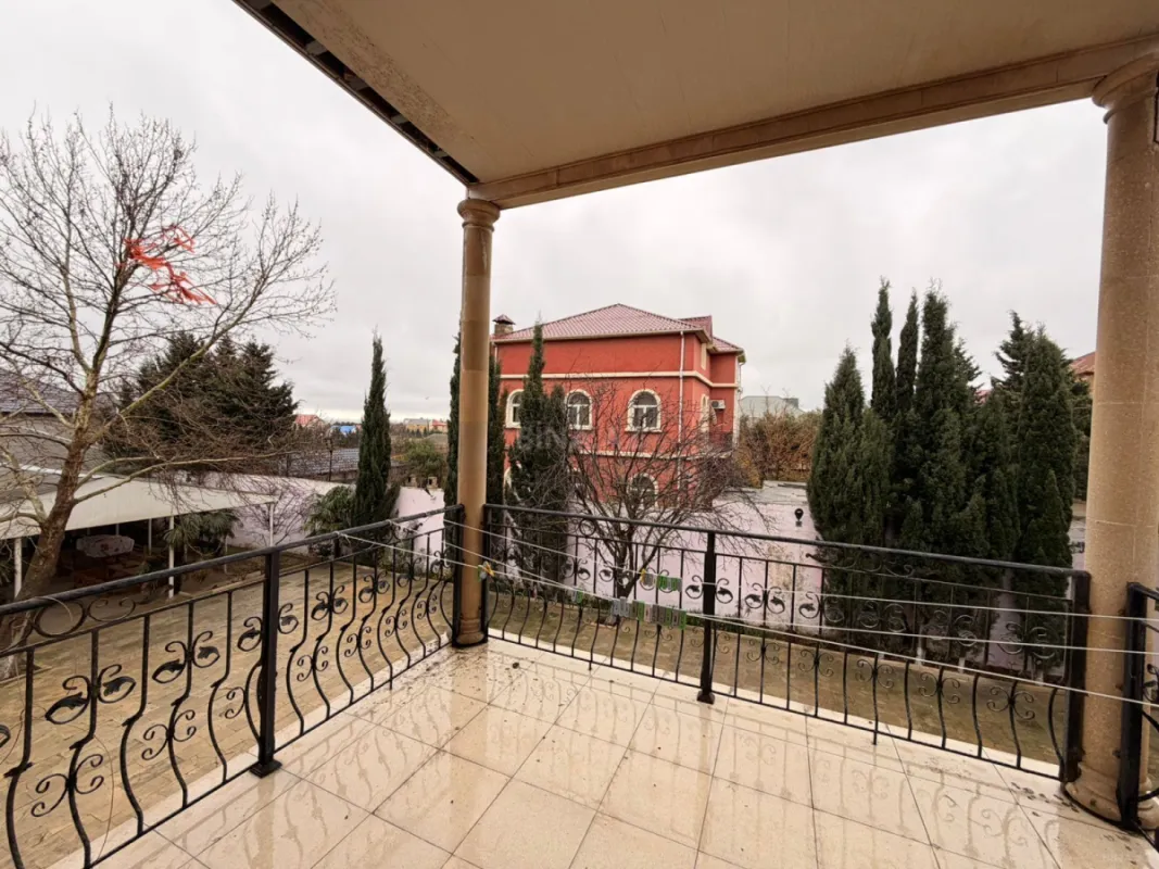 Satılır 5 otaqlı həyət evi 300 m²