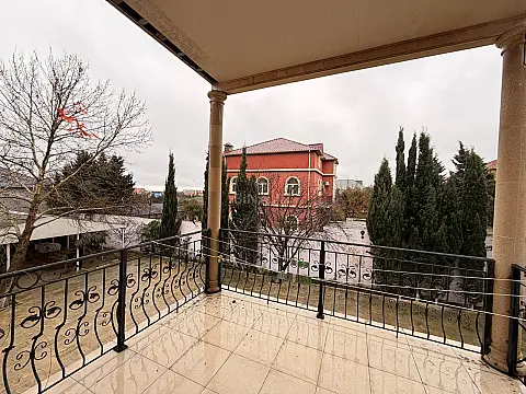 Satılır 5 otaqlı həyət evi 300 m²