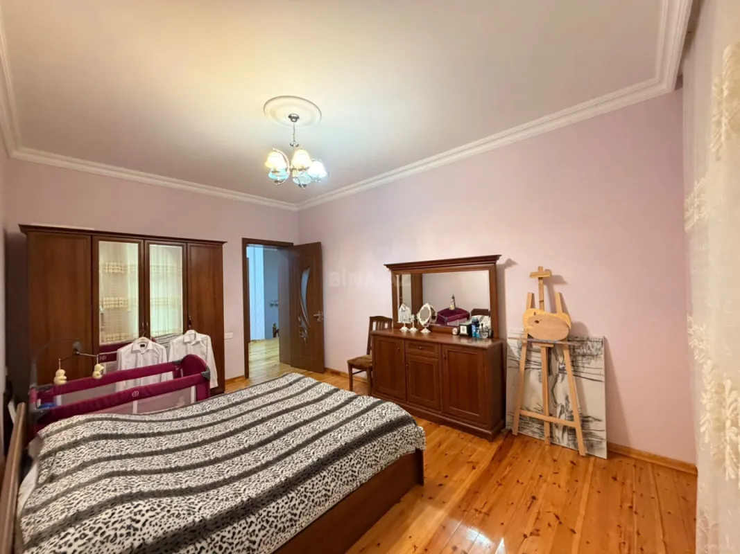 Satılır 5 otaqlı həyət evi 300 m²