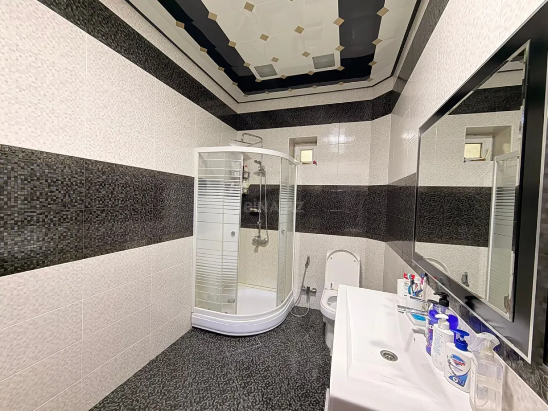 Satılır 5 otaqlı həyət evi 300 m²