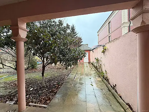 Satılır 5 otaqlı həyət evi 300 m²