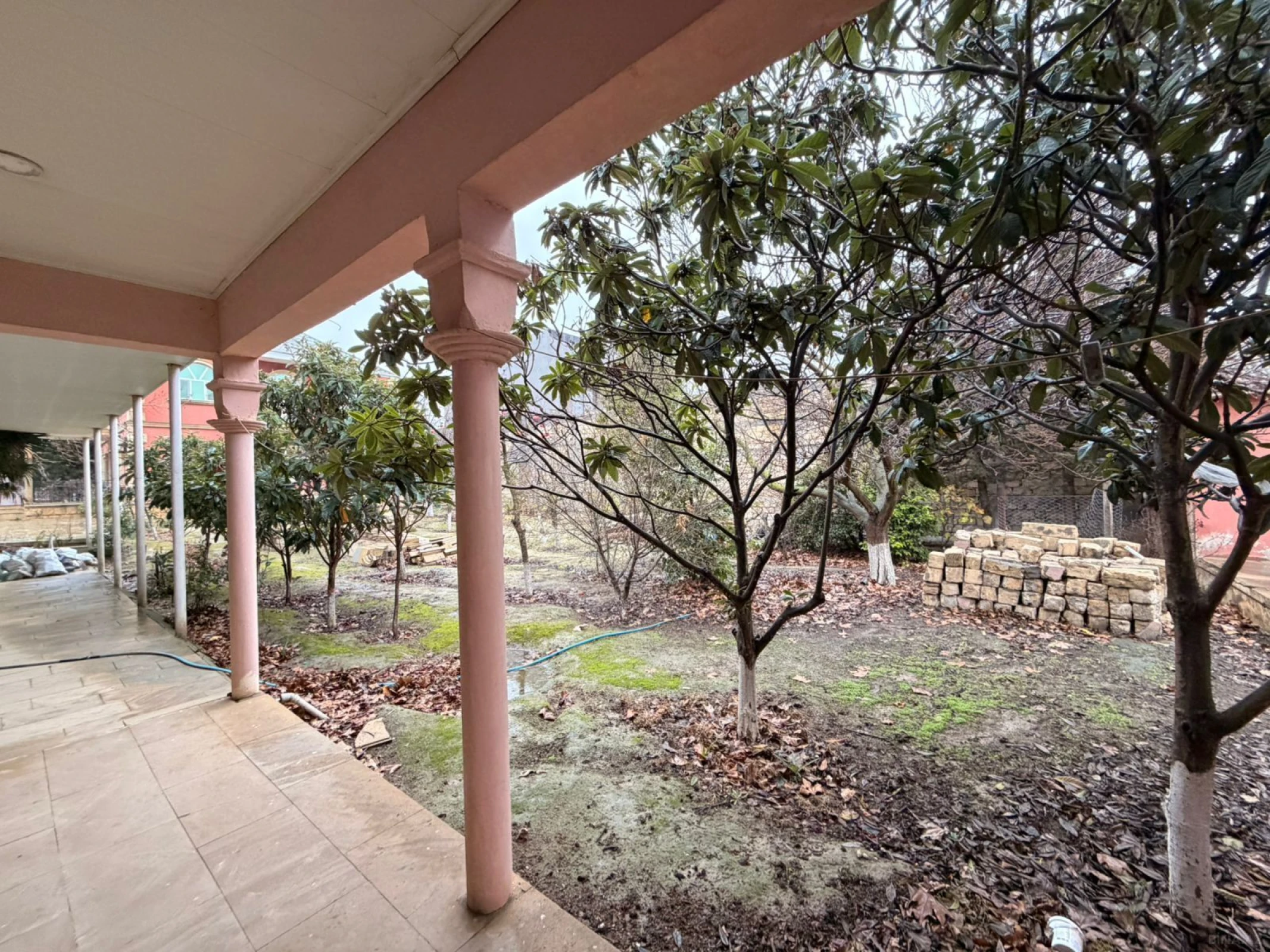 Satılır 5 otaqlı həyət evi 300 m²