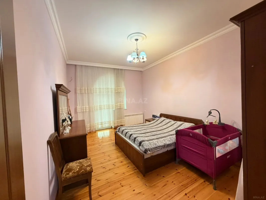 Satılır 5 otaqlı həyət evi 300 m²