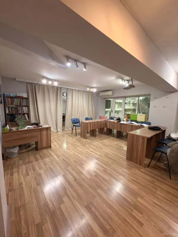 Satılır 4 otaqlı ofis 97 m²