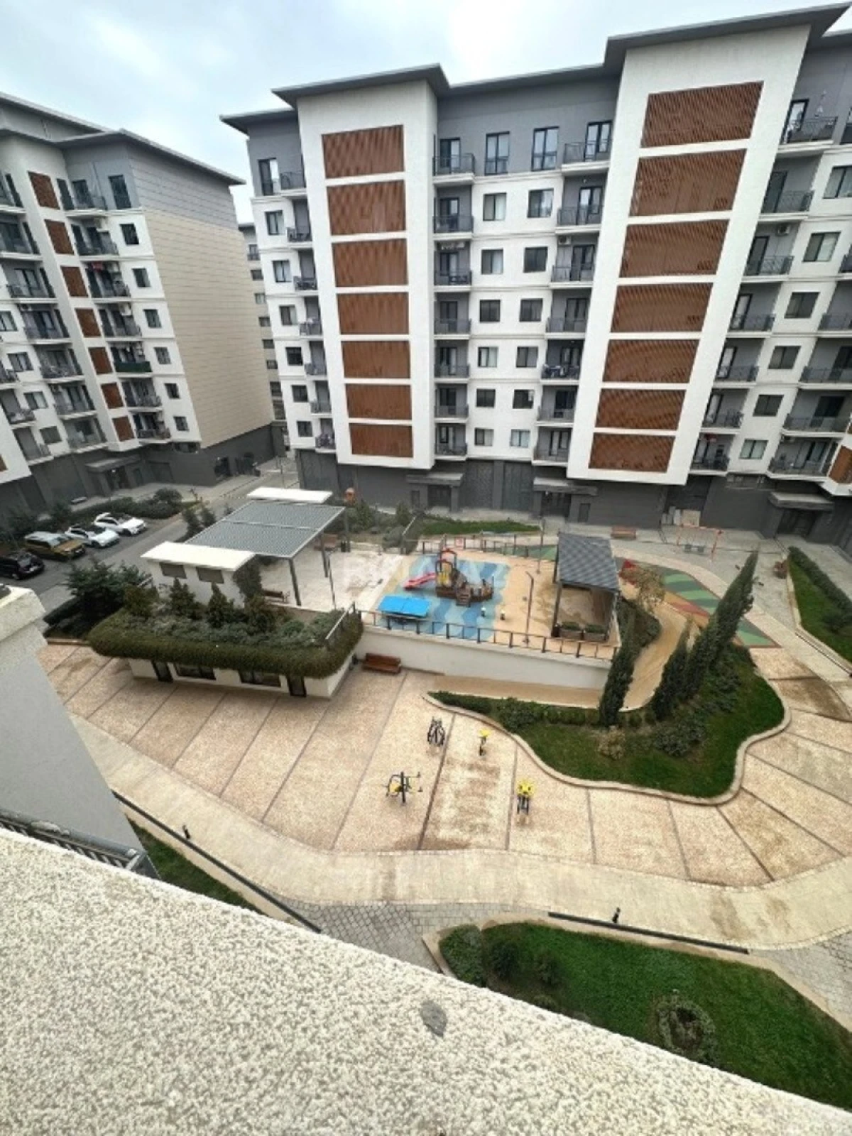 Satılır 4 otaqlı mənzil 133 m²