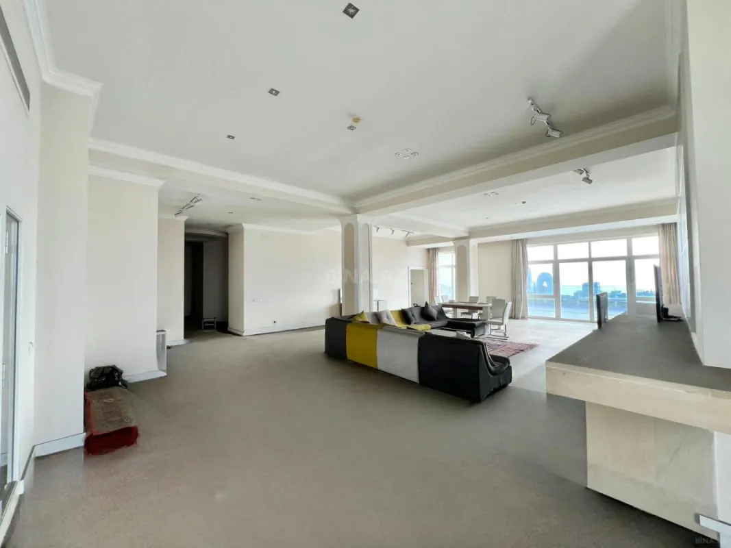 Satılır 5 otaqlı mənzil 750 m²