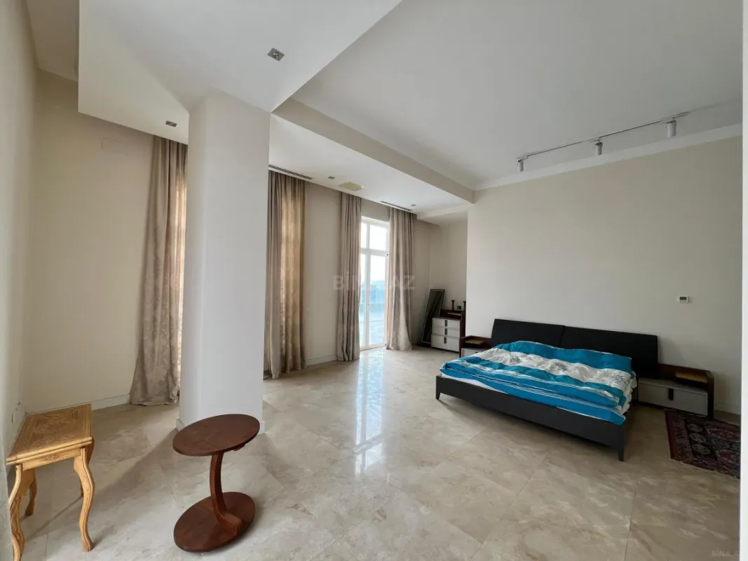 Satılır 5 otaqlı mənzil 750 m²