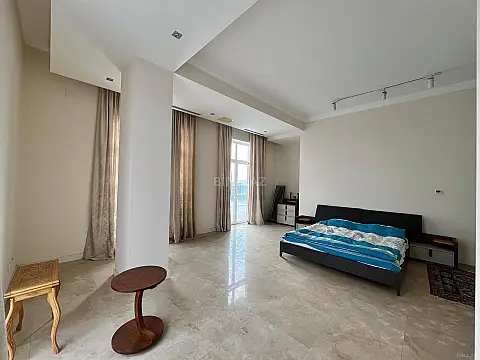 Satılır 5 otaqlı mənzil 750 m²