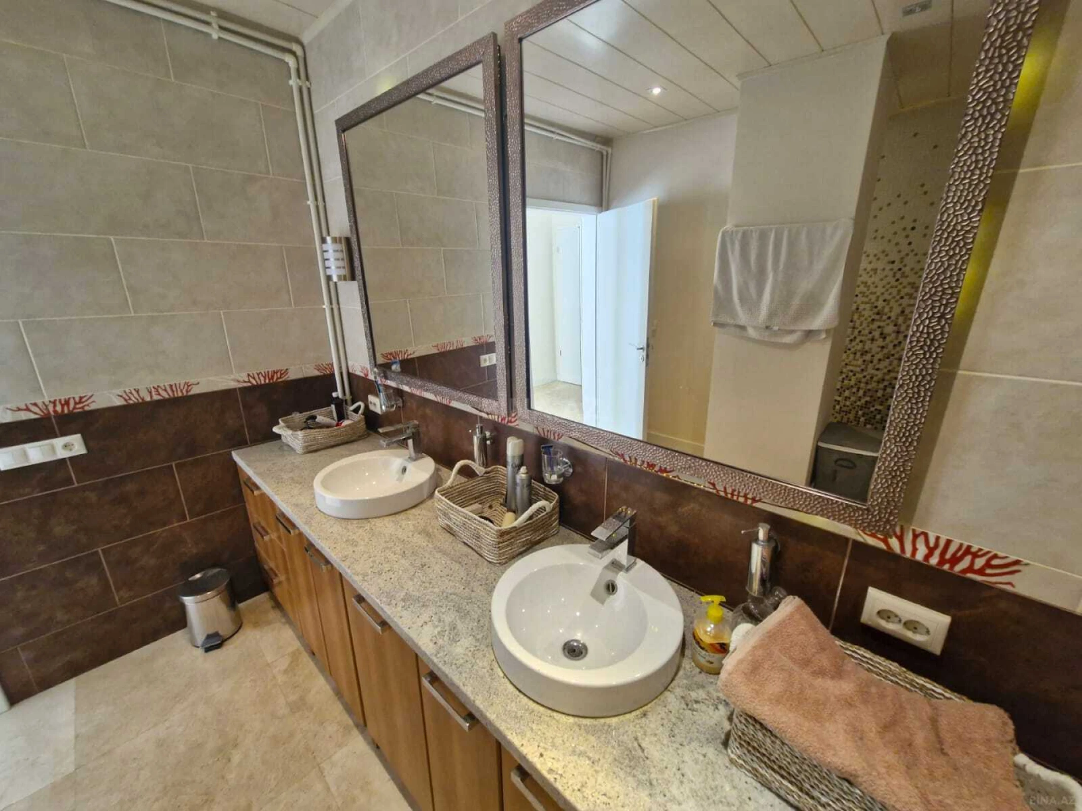 Satılır 5 otaqlı mənzil 750 m²