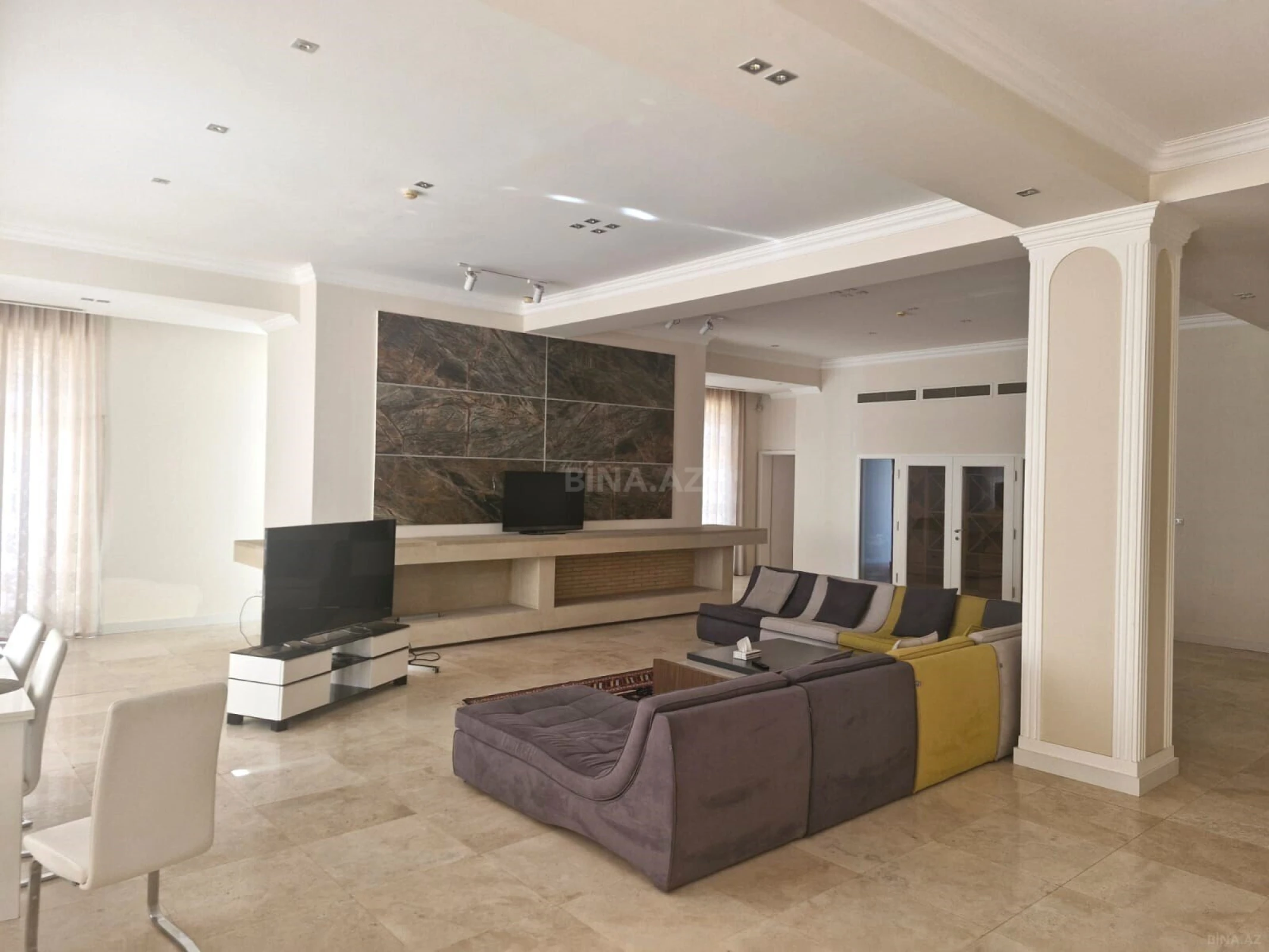 Satılır 5 otaqlı mənzil 750 m²