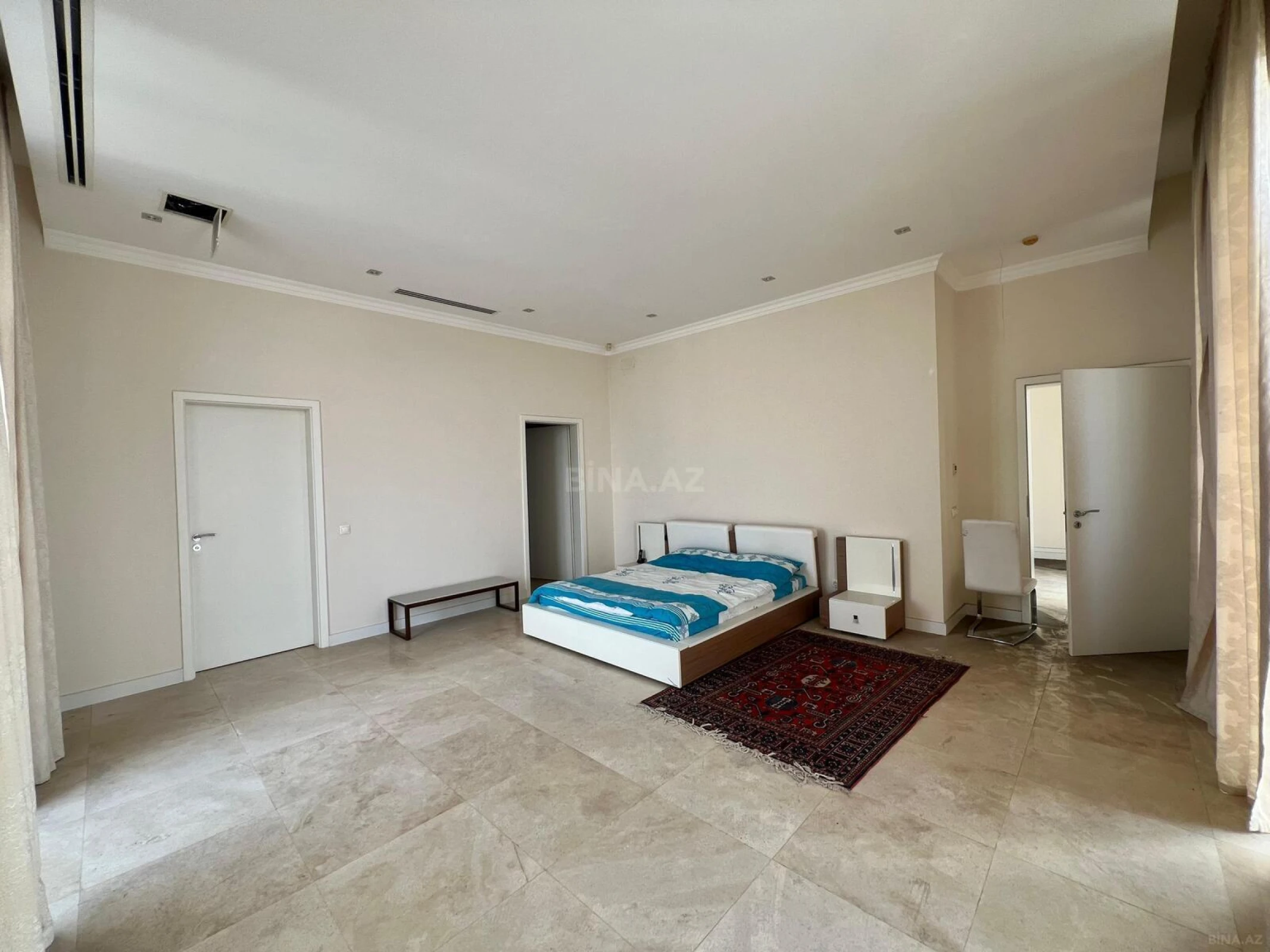Satılır 5 otaqlı mənzil 750 m²