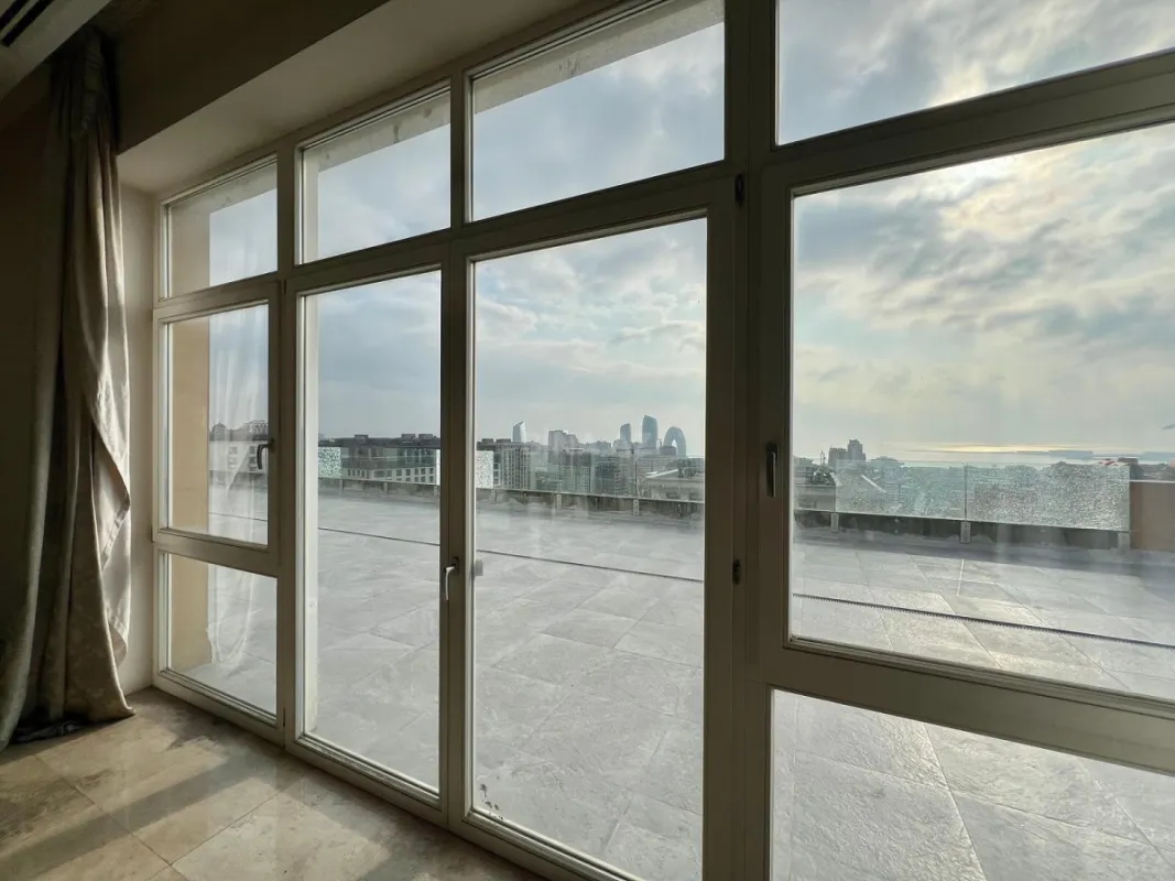 Satılır 5 otaqlı mənzil 750 m²