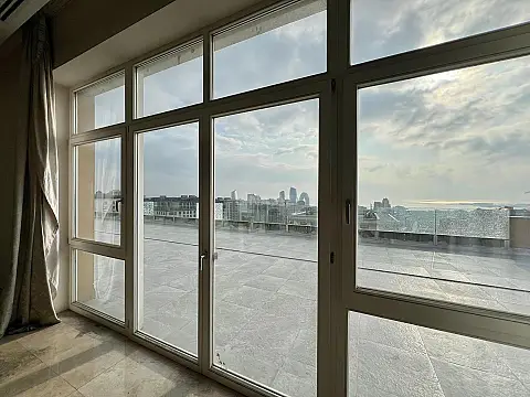 Satılır 5 otaqlı mənzil 750 m²