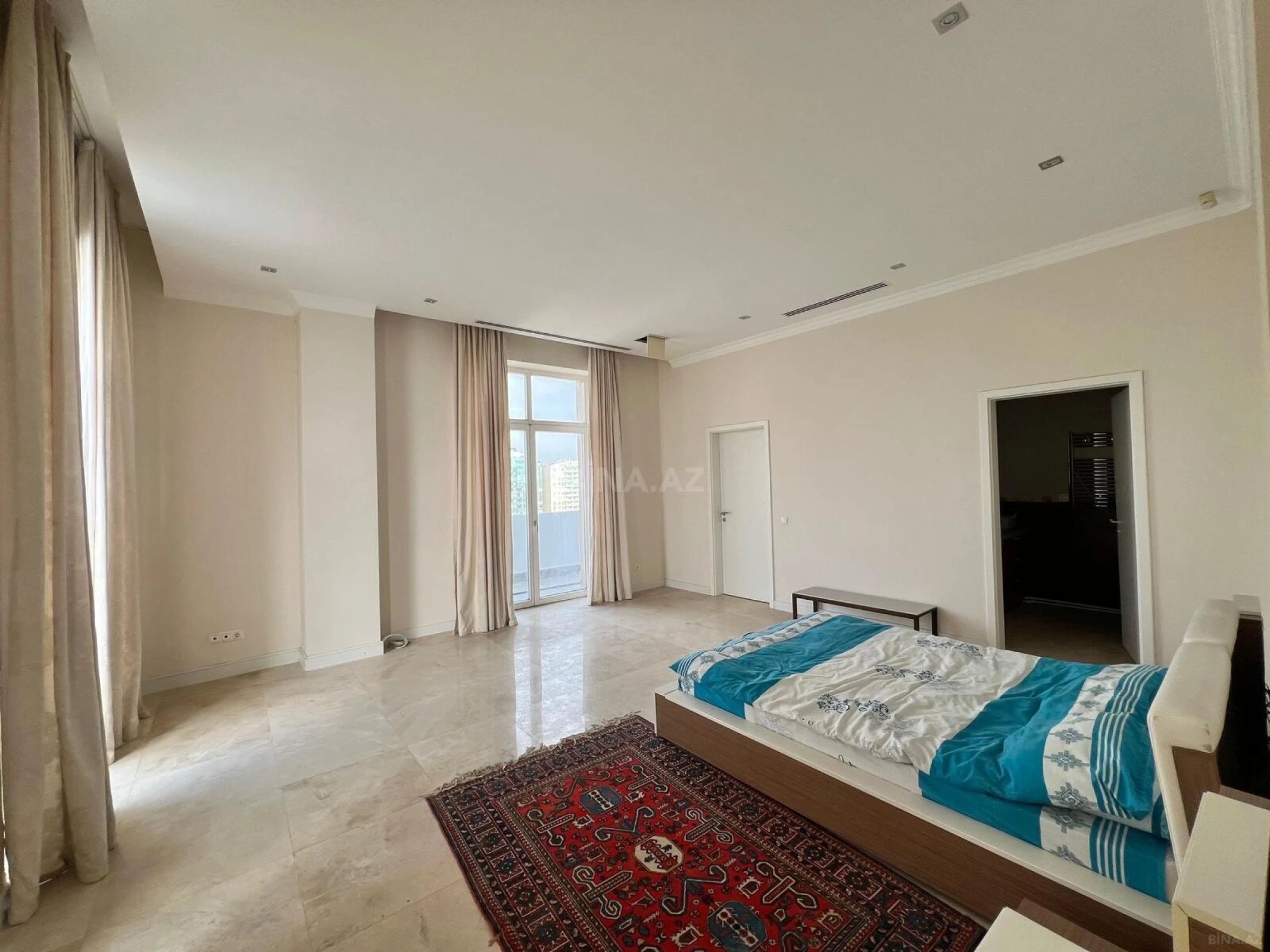 Satılır 5 otaqlı mənzil 750 m²
