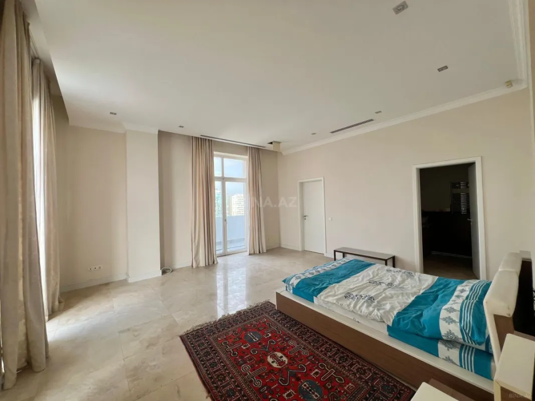 Satılır 5 otaqlı mənzil 750 m²