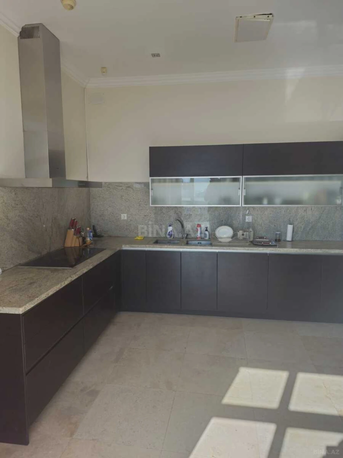 Satılır 5 otaqlı mənzil 750 m²