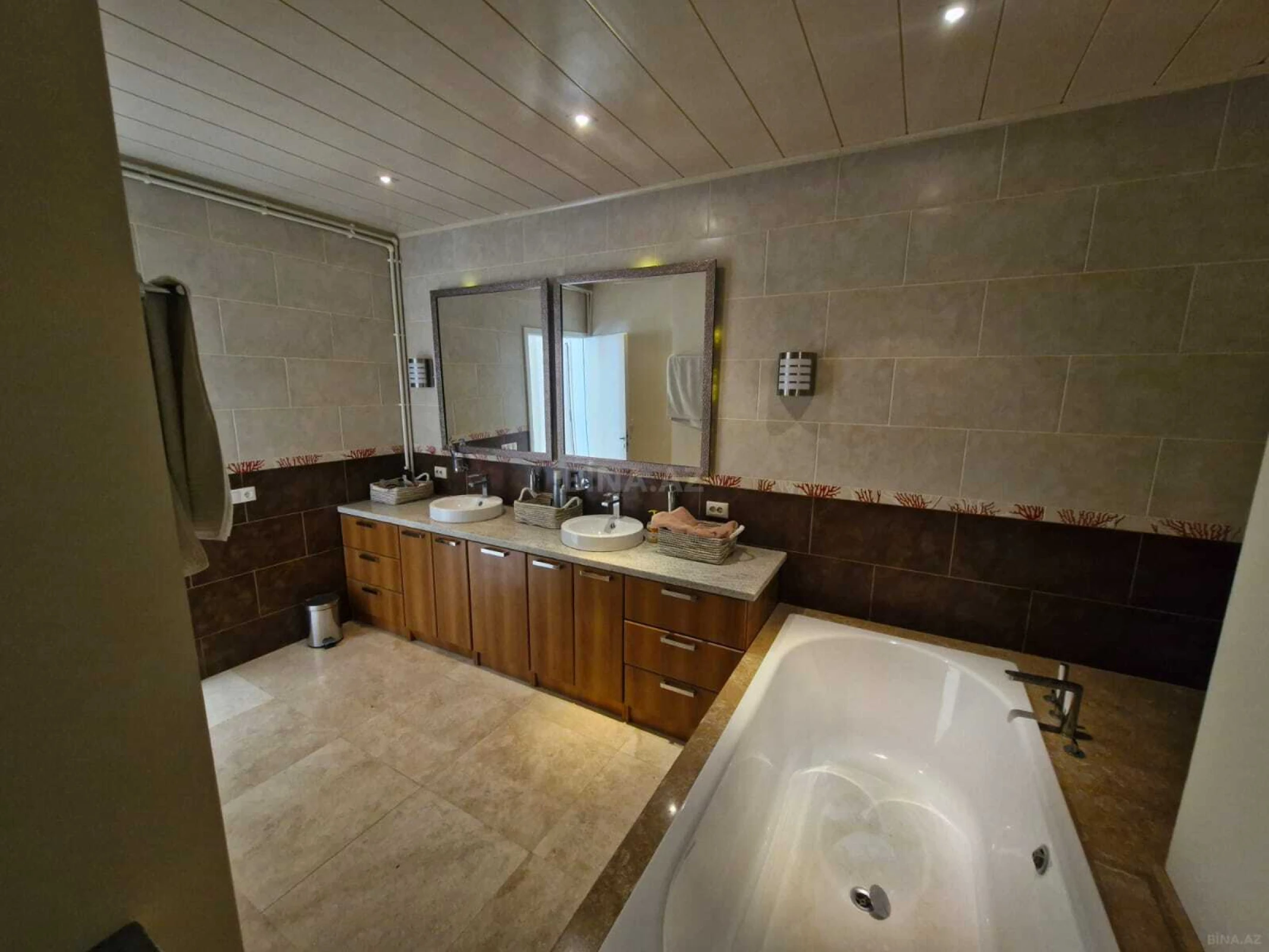 Satılır 5 otaqlı mənzil 750 m²