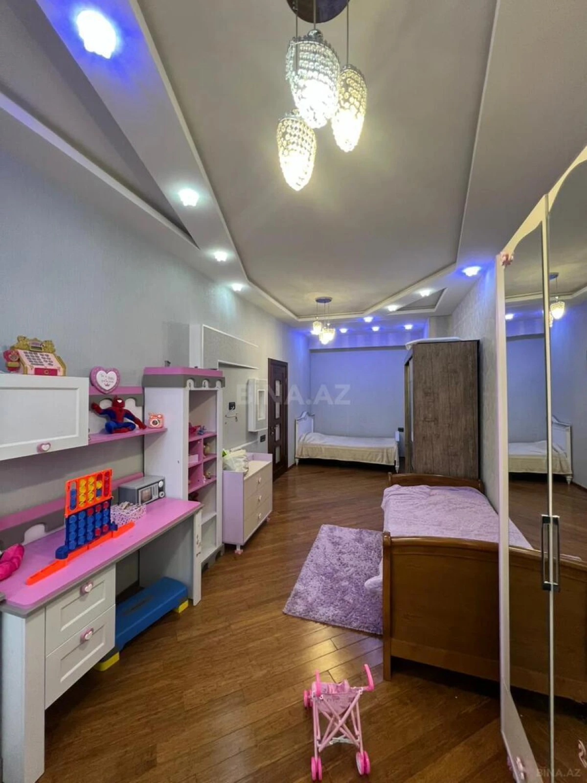 Satılır 4 otaqlı mənzil 200 m²