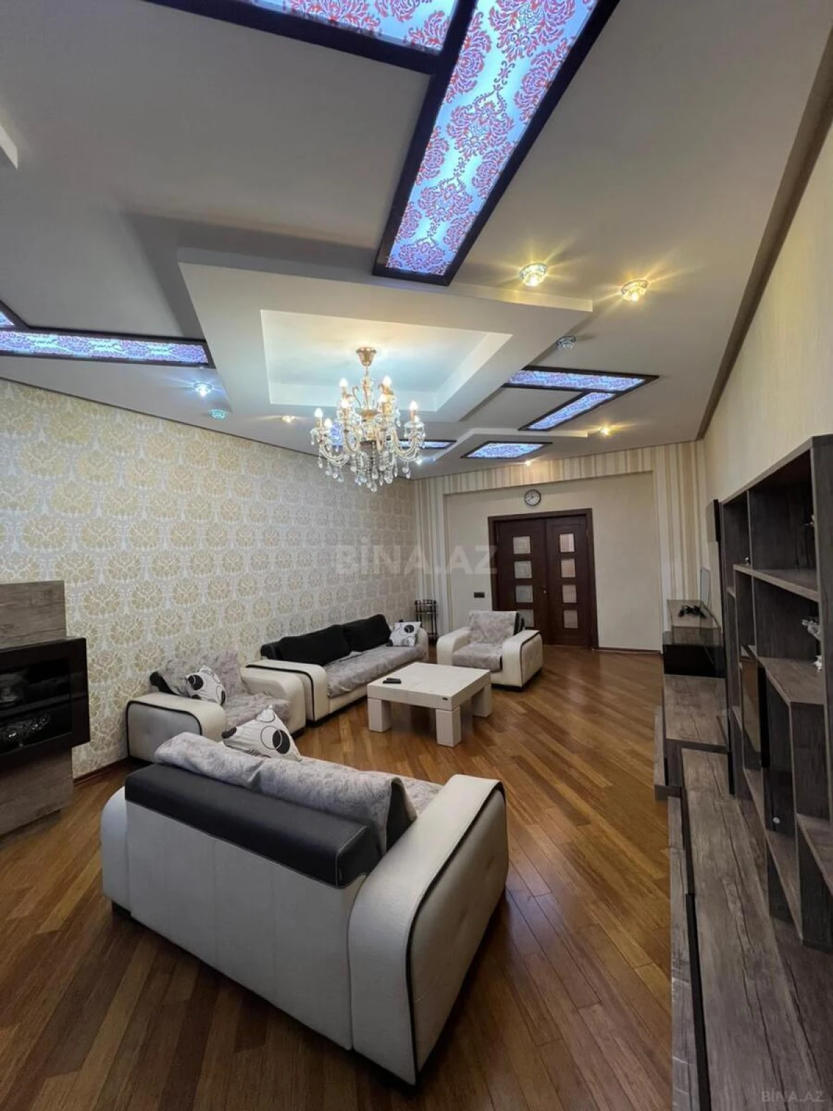 Satılır 4 otaqlı mənzil 200 m²