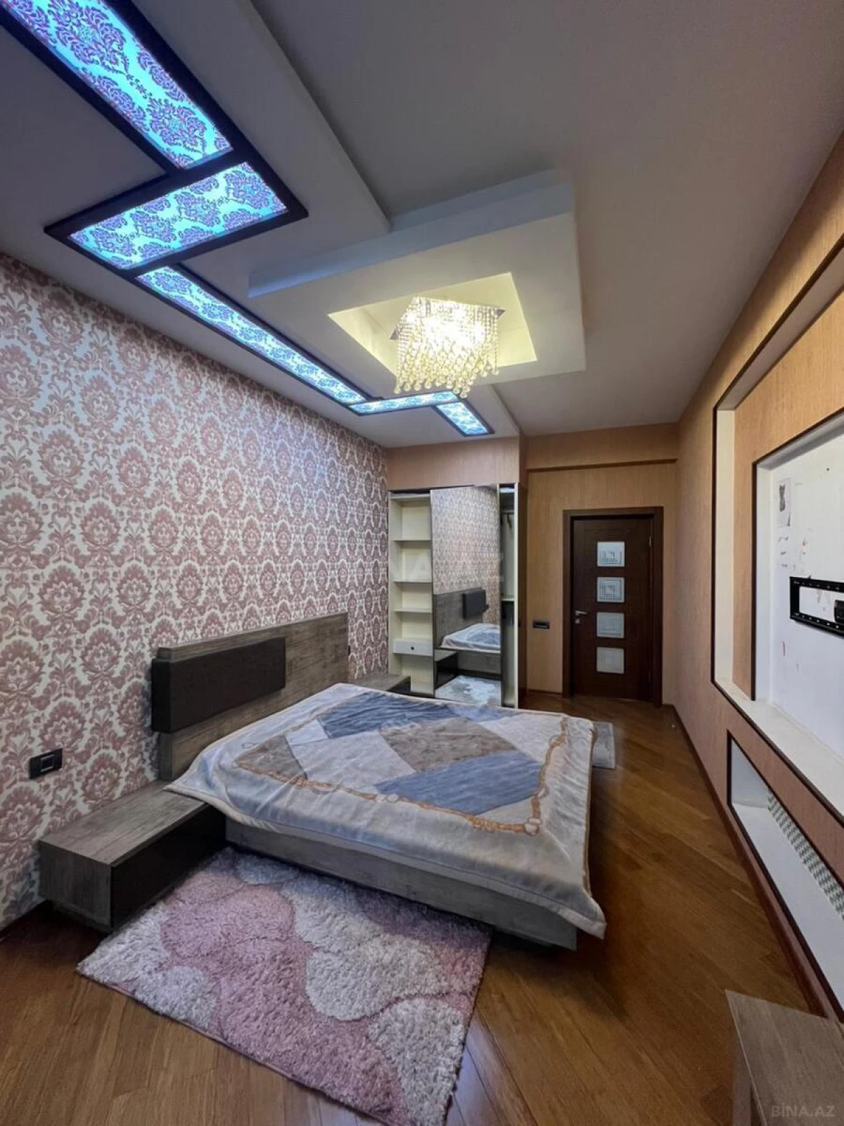 Satılır 4 otaqlı mənzil 200 m²