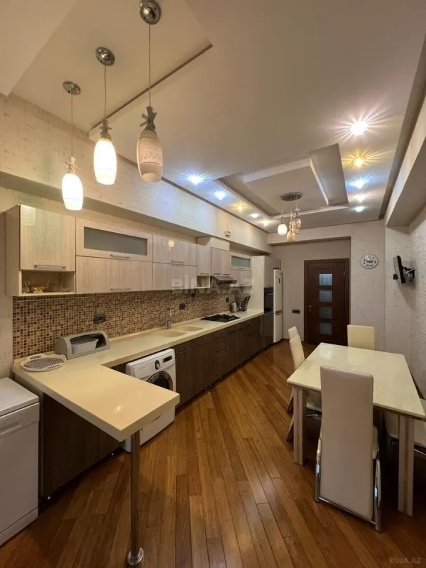 Satılır 4 otaqlı mənzil 200 m²