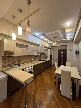 Satılır 4 otaqlı mənzil 200 m²