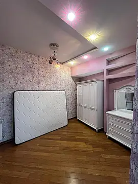 Satılır 4 otaqlı mənzil 200 m²